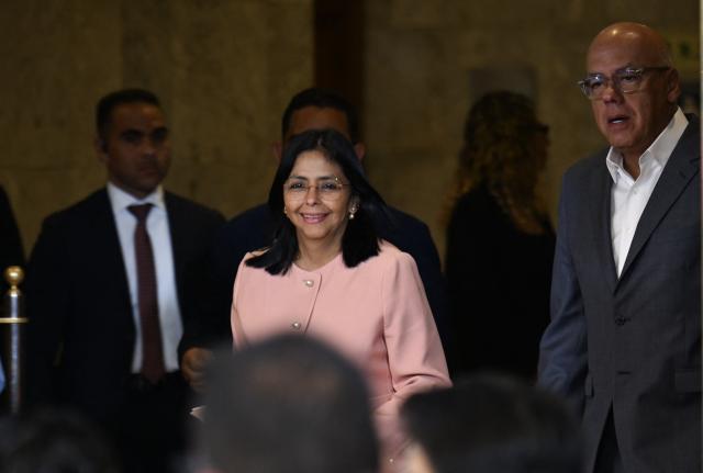 Venezuela's Vice President Delcy Rodriguez (C) and Venezuela's National Assembly President Jorge Rodriguez (R) arrive for a meeting with accredited diplomatic representatives in Caracas on September 29, 2025. Venezuelan President Nicolas Maduro is ready to declare a state of emergency over the threat of US "aggression" following a spate of deadly US strikes on suspected Venezuelan drug boats, Vice President Delcy Rodriguez said on Monday. (Photo by Juan BARRETO / AFP)