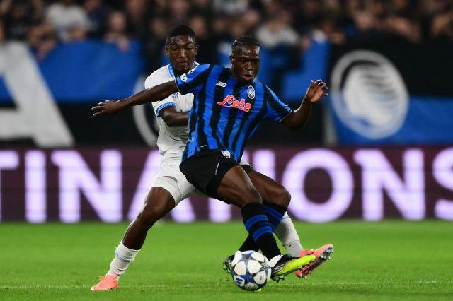 Club Brugge's Ecuadorian defender #04 Joel Ordonez (L) fights for the ball with Atalanta's Ghanaian forward #07 Kamal-Deen Sulemana during the UEFA Champions League phase day 2 football match between Atalanta and Club Brugge at the Gewiss stadium in Bergamo, on September 30, 2025. (Photo by Marco BERTORELLO / AFP)