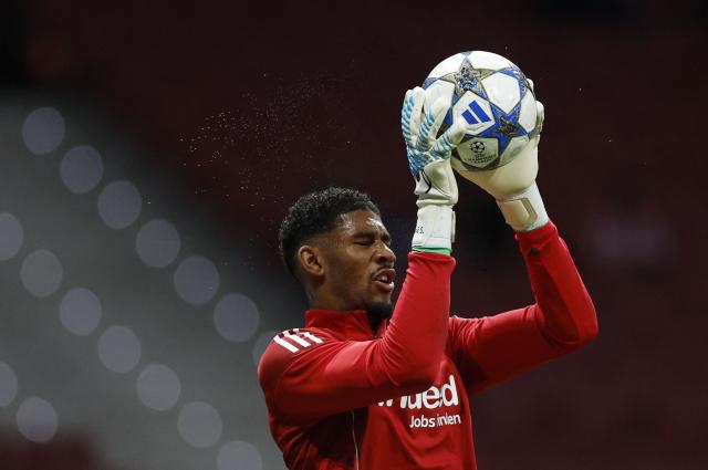 Eintracht Frankfurt's Brazilian goalkeeper #40 Kaua Santos warms up prior the UEFA Champions League, league Phase - matchday 2 football match between Club Atletico de Madrid and Eintracht Frankfurt at the Metropolitano stadium in Madrid on September 30, 2025. (Photo by Oscar DEL POZO / AFP)