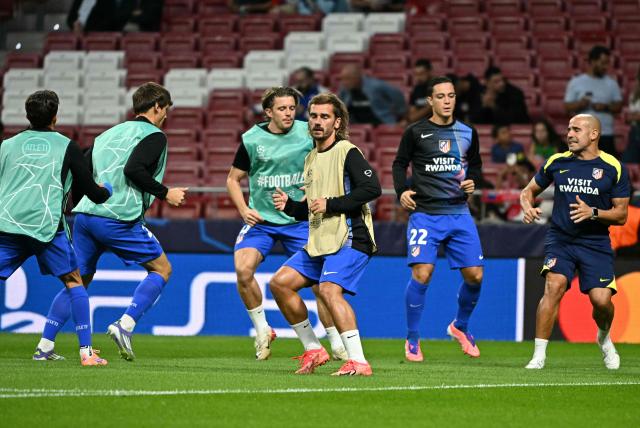 Atletico Madrid's French forward #07 Antoine Griezmann (C) and teammates warm up prior the UEFA Champions League, league Phase - matchday 2 football match between Club Atletico de Madrid and Eintracht Frankfurt at the Metropolitano stadium in Madrid on September 30, 2025. (Photo by JAVIER SORIANO / AFP)