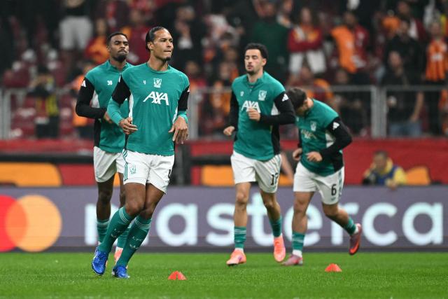 Liverpool's Dutch defender #04 Virgil van Dijk (2L) warms up with teammates ahead of the UEFA Champions League first round day 2 football match between Galatasaray (TUR) and Liverpool (ENG) at the Ali Sami Yen Spor Kompleksi in Istanbul on September 17, 2025. (Photo by Ozan KOSE / AFP)
