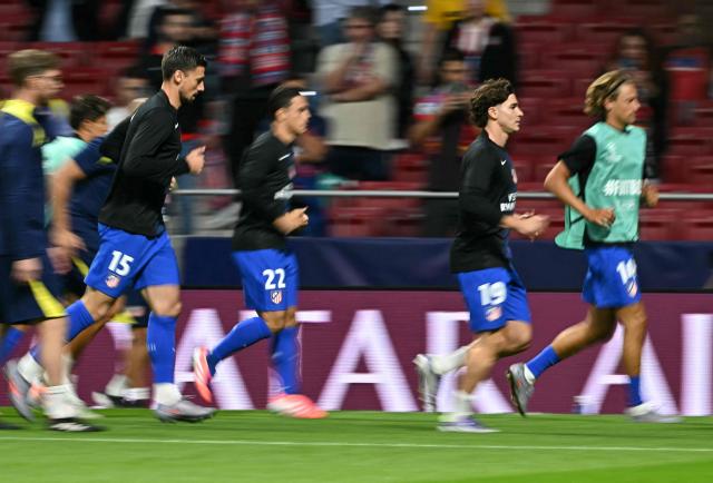 Atletico Madrid's Argentine forward #19 Julian Alvarez (2R) and teammates warm up prior the UEFA Champions League, league Phase - matchday 2 football match between Club Atletico de Madrid and Eintracht Frankfurt at the Metropolitano stadium in Madrid on September 30, 2025. (Photo by JAVIER SORIANO / AFP)