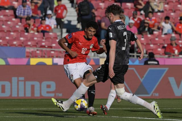 Egypt's forward #10 Mohamed Abdallah and New Zeland's defender #03 Lukas Kelly-Heald fight for the ball during the 2025 FIFA U20 World Cup football match between Egypt and New Zealand at the National Stadium in Santiago on September 30, 2025. (Photo by Rodrigo ARANGUA / AFP)