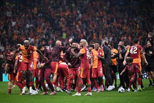 Galatasaray's players celebrate their victory at the end of the UEFA Champions League first round day 2 football match between Galatasaray (TUR) and Liverpool (ENG) at the Ali Sami Yen Spor Kompleksi in Istanbul on September 17, 2025. (Photo by Ozan KOSE / AFP)