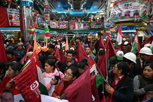 Supporters of Bolivia's presidential candidate for the Christian Democratic Party (PDC), Rodrigo Paz, await his arrival during his campaign inauguration at the Cholet "Estatua de la Libertad" (Statue of Liberty) in El Alto, Bolivia on September 30, 2025. (Photo by AIZAR RALDES / AFP)