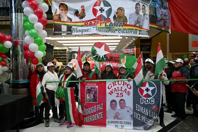 Supporters of Bolivia's presidential candidate for the Christian Democratic Party (PDC), Rodrigo Paz, await his arrival during his campaign inauguration at the Cholet "Estatua de la Libertad" (Statue of Liberty) in El Alto, Bolivia on September 30, 2025. (Photo by AIZAR RALDES / AFP)