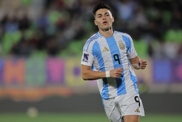 Argentina's forward #09 Alejo Sarco celebrates scoring his team's first goal during the 2025 FIFA U-20 World Cup football match between Argentina and Australia at the Elias Figueroa Stadium in Valparaiso, Chile on October 1, 2025. (Photo by Javier TORRES / AFP)