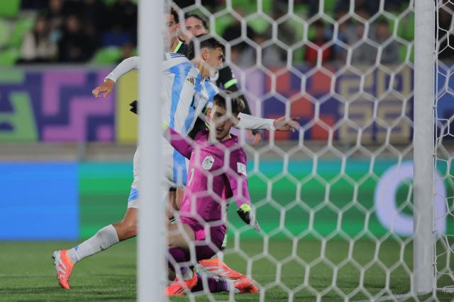 Argentina's midfielder #15 Tomas Perez (L) celebrates scoring his team's second goal during the 2025 FIFA U-20 World Cup football match between Argentina and Australia at the Elias Figueroa Stadium in Valparaiso, Chile on October 1, 2025. (Photo by Javier TORRES / AFP)