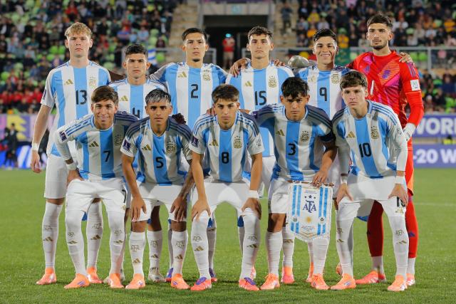 Argentina's players pose for a team photo ahead of the 2025 FIFA U-20 World Cup football match between Argentina and Australia at the Elias Figueroa Stadium in Valparaiso, Chile on October 1, 2025. (Photo by JAVIER TORRES / AFP)