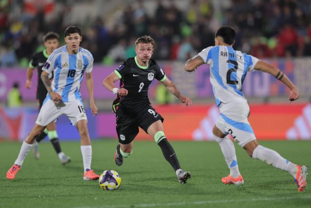 Australia's forward #09 Luka Jovanovic and Argentina's defender #02 Tobias Ramirez fight for the ball during the 2025 FIFA U-20 World Cup football match between Argentina and Australia at the Elias Figueroa Stadium in Valparaiso, Chile on October 1, 2025. (Photo by Javier TORRES / AFP)