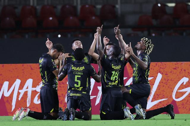 Real Espana's midfielder #10 Jhow Benavidez (unseen) celebrates with teammates scoring his team's first goal during the CONCACAF Central American Cup quarter-final second leg football match between Panama's Plaza Amador and Honduras' Real Espana at the Rommel Fernandez Stadium in Panama City on October 1, 2025. (Photo by MARTIN BERNETTI / AFP)