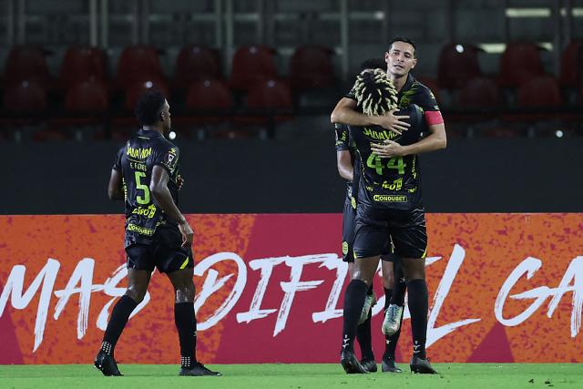 Real Espana's midfielder #10 Jhow Benavidez (Top-R) celebrates with teammates scoring his team's first goal during the CONCACAF Central American Cup quarter-final second leg football match between Panama's Plaza Amador and Honduras' Real Espana at the Rommel Fernandez Stadium in Panama City on October 1, 2025. (Photo by MARTIN BERNETTI / AFP)