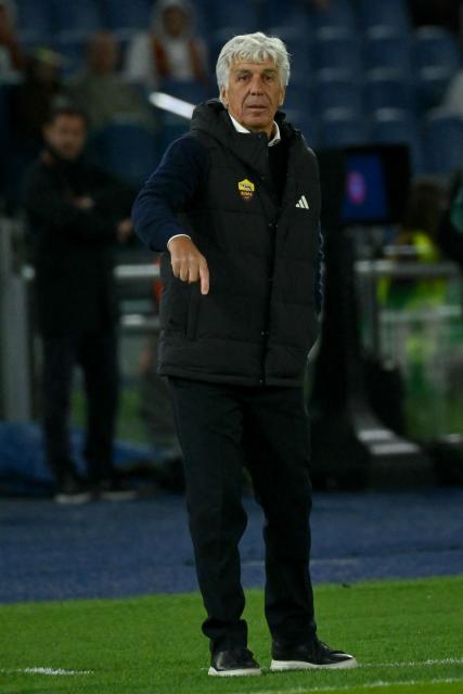 Roma's Italian head coach Gian Piero Gasperini gestures from the techincal area during the UEFA Europa League first round day 2 football match between AS Roma (ITA) and LOSC Lille (FRA) at the Olympic Stadium in Rome on October 2, 2025. (Photo by Filippo MONTEFORTE / AFP)