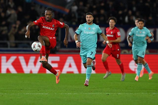 Freiburg's French defender #33 Jordy Makengo controls the ball during the UEFA Europa League 1st round day 2 football match between Bologna and Freiburg at the Renato Dall'Ara stadium in Bologna on October 2, 2025. (Photo by Andreas SOLARO / AFP)