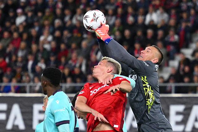 Bologna's Polish goalkeeper #01 Lukasz Skorupski punches out the ball during the UEFA Europa League 1st round day 2 football match between Bologna and Freiburg at the Renato Dall'Ara stadium in Bologna on October 2, 2025. (Photo by Andreas SOLARO / AFP)