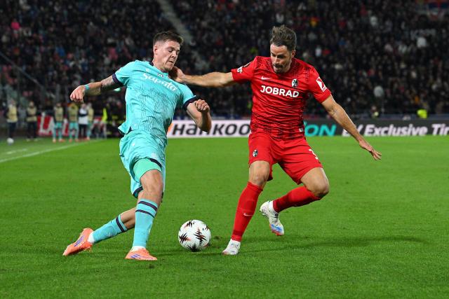 Bologna's Swedish defender #02 Emil Holm (L) fights for the ball with SC Freiburg's German defender #30 Christian Gunter during the UEFA Europa League 1st round day 2 football match between Bologna and Freiburg at the Renato Dall'Ara stadium in Bologna on October 2, 2025. (Photo by Andreas SOLARO / AFP)