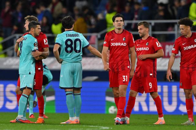 Bologna's and SC Freiburg's players greet each other after the UEFA Europa League 1st round day 2 football match between Bologna and Freiburg at the Renato Dall'Ara stadium in Bologna on October 2, 2025. (Photo by Andreas SOLARO / AFP)