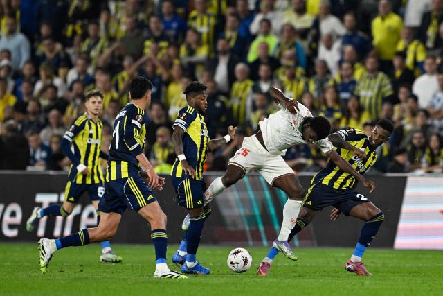 Nice's French forward #25 Mohamed-Ali Cho (C) fights for the ball with Fenerbahce's Dutch defender #24 Jayden Oosterwolde during the UEFA Europa League 2 round day football match between Fenerbahce and OGC Nice at the Chobani Stadium, Istanbul, on October 2, 2025. (Photo by Yasin AKGUL / AFP)