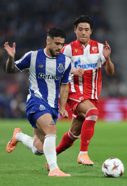 FC Porto's Spanish forward #47 Angel Alarcon Galiot (L) and Crvena Zvezda Beograd's South Korean defender #66 Seol Young-woo vie for the ball during the UEFA Europa League first round day 2 football match between FC Porto and Crvena Zvezda Beograd at Dragao stadium in Porto on October 2, 2025. (Photo by PATRICIA DE MELO MOREIRA / AFP)