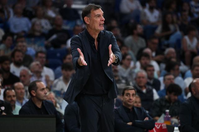 Olympiacos Piraeus' Greek coach Georgios Bartzokas gestures during the Euroleague basketball match between Real Madrid Baloncesto and Olympiacos Piraeus at Movistar Arena in Madrid on October 2, 2025. (Photo by JAVIER SORIANO / AFP)