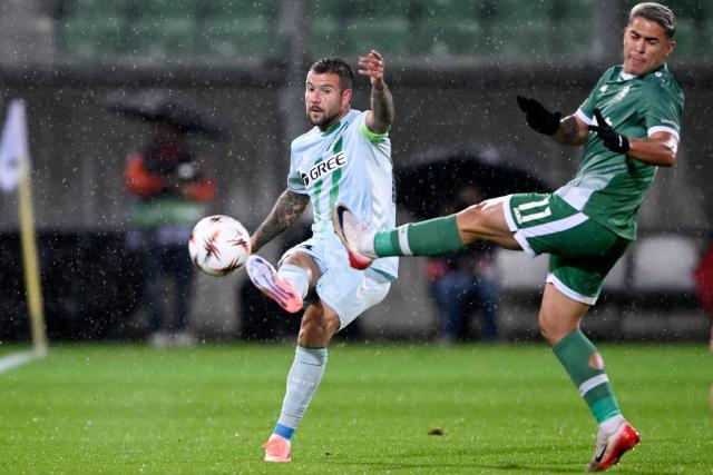 Ludogorets Razgrad's Brazilian forward #11 Caio Vidal (R) fights for the ball with Real Betis' Brazilian defender #04 Natan Bernardo de Souza during the UEFA Europa League, League Phase - Matchday 2 football match between PFC Ludogorets Razgrad and Real Betis at Ludogorets Arena in Razgrad on October 2, 2025. (Photo by Nikolay DOYCHINOV / AFP)