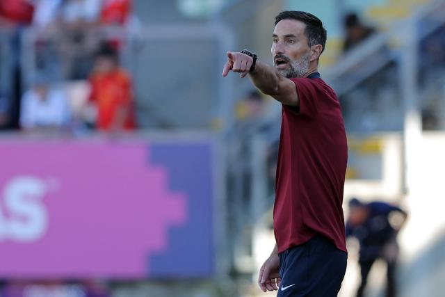 United States' head coach Marko Mitrovic gives instructions during the 2025 FIFA U-20 World Cup football match between USA and France at El Teniente Stadium in Rancagua, Chile on October 2, 2025. (Photo by Javier TORRES / AFP)