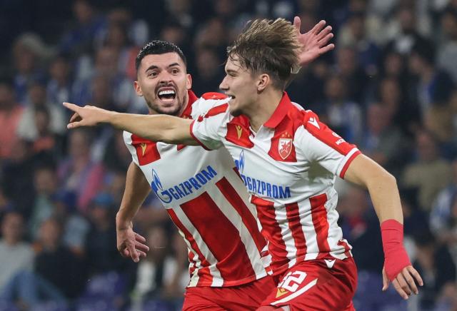 Crvena Zvezda Beograd's Serbian midfielder #22 Vasilije Kostov (R) celebrates scoring an equalizing goal during the UEFA Europa League first round day 2 football match between FC Porto and Crvena Zvezda Beograd at Dragao stadium in Porto on October 2, 2025. (Photo by PATRICIA DE MELO MOREIRA / AFP)