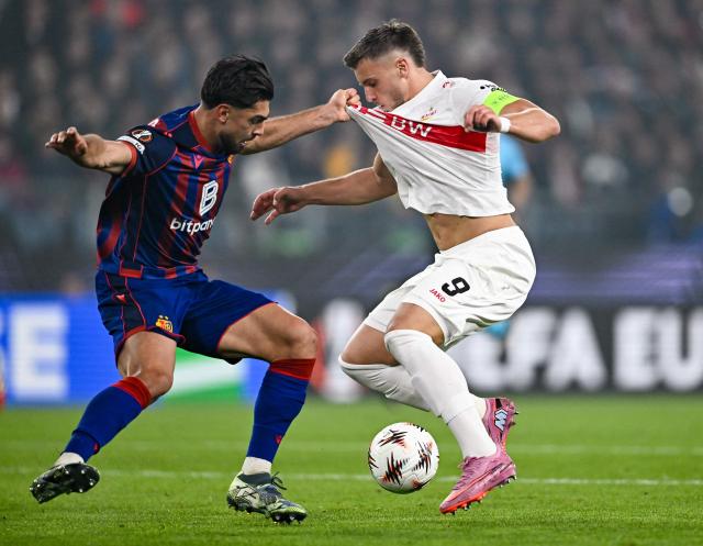 Bâle's Swiss defender #03 Nicolas Vouilloz (L) fights for the ball with VfB Stuttgart's Bosnian forward #09 Ermedin Demirovic (R) during the UEFA Europa League first round day 2 football match between Basel and Stuttgart at St. Jakob-Park stadium in Basel on October 2, 2025. (Photo by Fabrice COFFRINI / AFP)