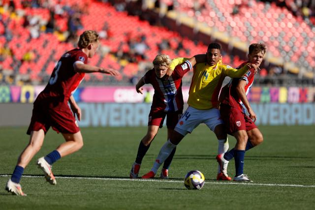 Norway's forward #11 Bork Bang-Kittilsen and Colombia's midfielder #14 Jordan Barrera fight for the ball during the 2025 FIFA U-20 World Cup football match between Colombia and Norway at the Fiscal Stadium in Talca, Chile on October 2, 2025. (Photo by Raul BRAVO / AFP)