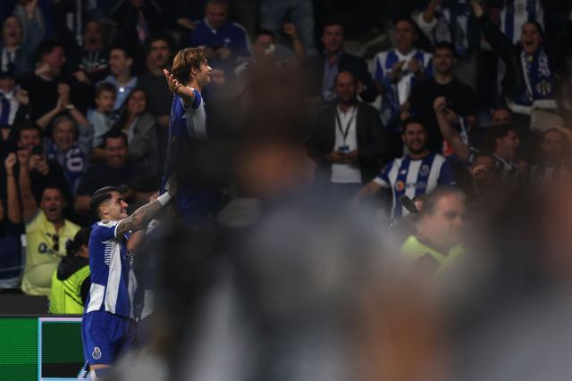 FC Porto's Portuguese midfielder #86 Rodrigo Mora (TOP) celebrates scoring his team's second goal during the UEFA Europa League first round day 2 football match between FC Porto and Crvena Zvezda Beograd at Dragao stadium in Porto on October 2, 2025. (Photo by PATRICIA DE MELO MOREIRA / AFP)