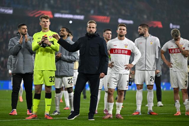 Stuttgart's German coach Sebastian Hoeness (C) and Stuttgart's players acknowledge the fans at the end of the UEFA Europa League first round day 2 football match between Basel and Stuttgart at the St. Jakob-Park stadium in Basel on October 2, 2025. (Photo by Fabrice COFFRINI / AFP)