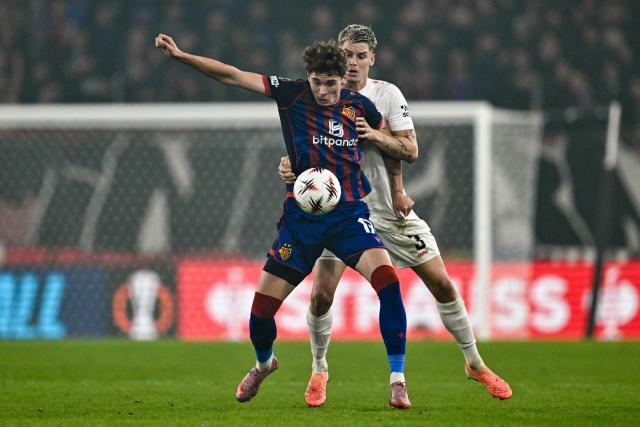 Basel's German forward #17 Moritz Broschinski (L) and Stuttgart's Dutch defender #03 Ramon Hendriks (R) fight for the ball during the UEFA Europa League first round day 2 football match between Basel and Stuttgart at the St. Jakob-Park stadium in Basel on October 2, 2025. (Photo by Fabrice COFFRINI / AFP)