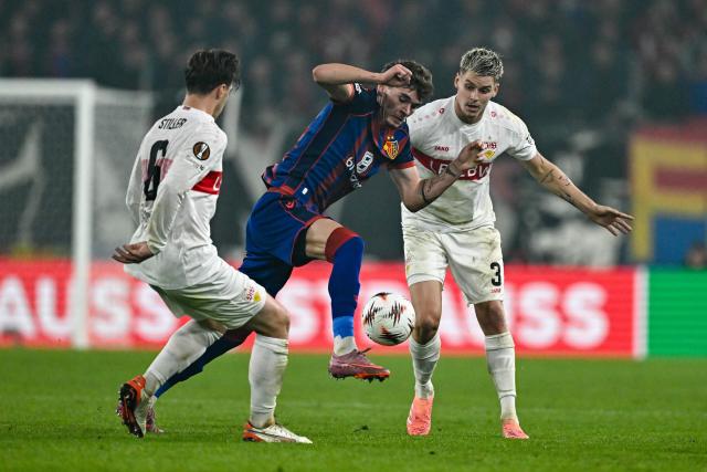 Basel's German forward #17 Moritz Broschinski (C) controls the ball between Stuttgart's German midfielder #06 Angelo Stiller (L) and Stuttgart's Dutch defender #03 Ramon Hendriks (R) during the UEFA Europa League first round day 2 football match between Basel and Stuttgart at the St. Jakob-Park stadium in Basel on October 2, 2025. (Photo by Fabrice COFFRINI / AFP)