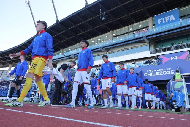Players from both teams take the field ahead of the 2025 FIFA U-20 World Cup football match between USA and France at El Teniente Stadium in Rancagua, Chile on October 2, 2025. (Photo by Javier TORRES / AFP)