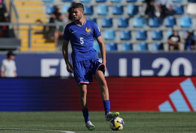 France's defender #05 Elyaz Zidane controls the ball during the 2025 FIFA U-20 World Cup football match between USA and France at El Teniente Stadium in Rancagua, Chile on October 2, 2025. (Photo by Javier TORRES / AFP)