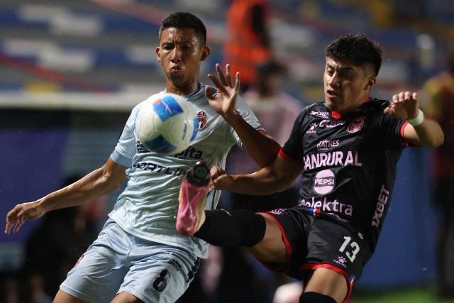 Sporting San Miguelito's midfielder #08 Martin Ruiz and Xelaju's defender #13 Widvin Tebalan fight for the ball during the CONCACAF Central American Cup quarter-final second leg football match between Panama's Sporting San Miguelito and Guatemala's Xelaju at the Estadio Universitario in Penonome, Panama on October 2, 2025. (Photo by MARTIN BERNETTI / AFP)