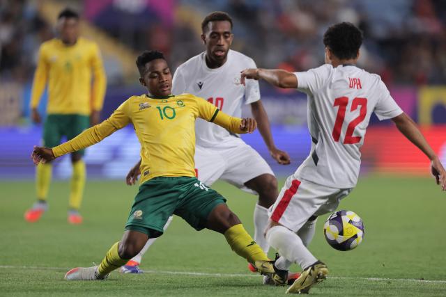 South Africa's midfielder #10 Mfundo Vilakazi and New Caledonia’s midfielder #12 Jytrhim Upa fight for the ball during the 2025 FIFA U-20 World Cup football match between South Africa and New Caledonia at El Teniente Stadium in Rancagua, Chile on October 2, 2025. (Photo by Javier TORRES / AFP)