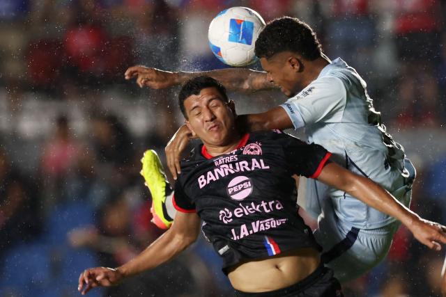 Xelaju's defender #02 Marcelo Hernandez and Sporting San Miguelito's defender #15 Alexis Cedeno fight for the ball during the CONCACAF Central American Cup quarter-final second leg football match between Panama's Sporting San Miguelito and Guatemala's Xelaju at the Estadio Universitario in Penonome, Panama on October 2, 2025. (Photo by MARTIN BERNETTI / AFP)
