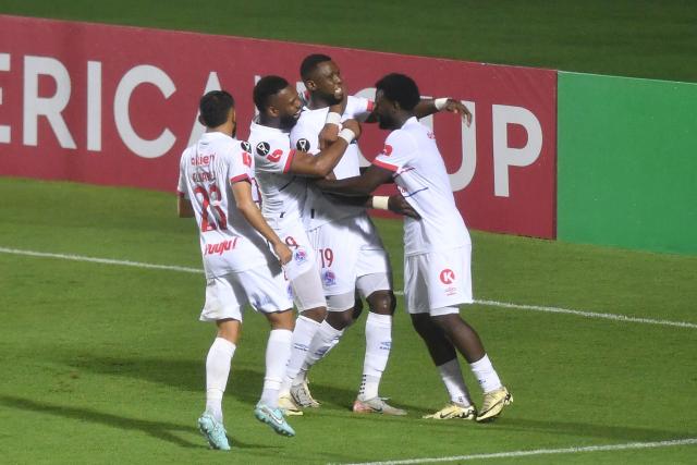 Olimpia's forward #19 Yustin Arboleda (2nd-R) celebrates with teammates scoring his team's second goal during the CONCACAF Central American Cup quarter-final second leg football match between Honduras' Olimpia and Costa Rica's Cartagines at the National Stadium in Tegucigalpa on October 2, 2025. (Photo by Orlando SIERRA / AFP)