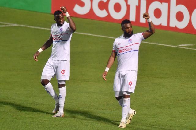Olimpia's forward #09 Jorge Benguche (R) celebrates with teammate forward #19 Yustin Arboleda scoring his team's third goal during the CONCACAF Central American Cup quarter-final second leg football match between Honduras' Olimpia and Costa Rica's Cartagines at the National Stadium in Tegucigalpa on October 2, 2025. (Photo by Orlando SIERRA / AFP)