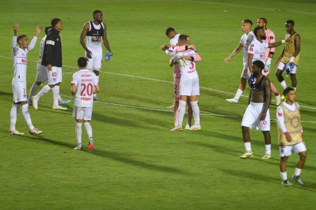 Players of Olimpia celebrate after winning the CONCACAF Central American Cup quarter-final second leg football match between Honduras' Olimpia and Costa Rica's Cartagines at the National Stadium in Tegucigalpa on October 2, 2025. (Photo by Orlando SIERRA / AFP)