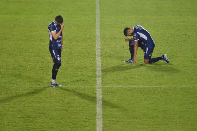 Players of Cartagines react after losing the CONCACAF Central American Cup quarter-final second leg football match between Honduras' Olimpia and Costa Rica's Cartagines at the National Stadium in Tegucigalpa on October 2, 2025. (Photo by Orlando SIERRA / AFP)