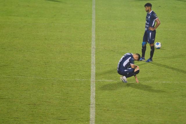 Players of Cartagines react after losing the CONCACAF Central American Cup quarter-final second leg football match between Honduras' Olimpia and Costa Rica's Cartagines at the National Stadium in Tegucigalpa on October 2, 2025. (Photo by Orlando SIERRA / AFP)