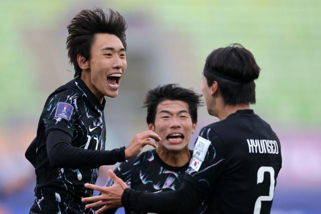 South Korea's forward #17 Hyunmin Kim (L) celebrates with his teammates after scoring a goal during the 2025 FIFA U-20 World Cup football match between Panama and South Korea at the Elias Figueroa Stadium in Valparaiso, Chile on October 3, 2025. (Photo by Javier TORRES / AFP)