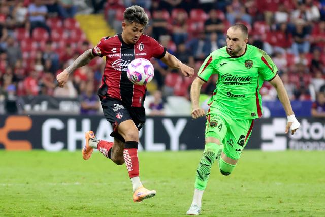Atlas' Paraguayan forward #11 Diego Gonzalez and Juarez's defender #04 Alejandro Mayorga fight for the ball during the Liga MX Apertura football match between Atlas and Juarez at the Jalisco Stadium in Guadalajara, Jalisco state, Mexico on October 3, 2025. (Photo by Ulises Ruiz / AFP)