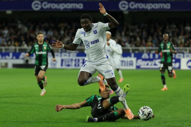 Auxerre's Ghanaian forward #23 Ibrahim Osman (top) is taclked by Lens' Guinean forward #29 Morgan Guilavogui (bottom) during the French L1 football match between AJ Auxerre and RC Lens at the Stade de l'Abbe-Deschamps in Auxerre, central France, on October 4, 2025. (Photo by Thomas SAMSON / AFP)