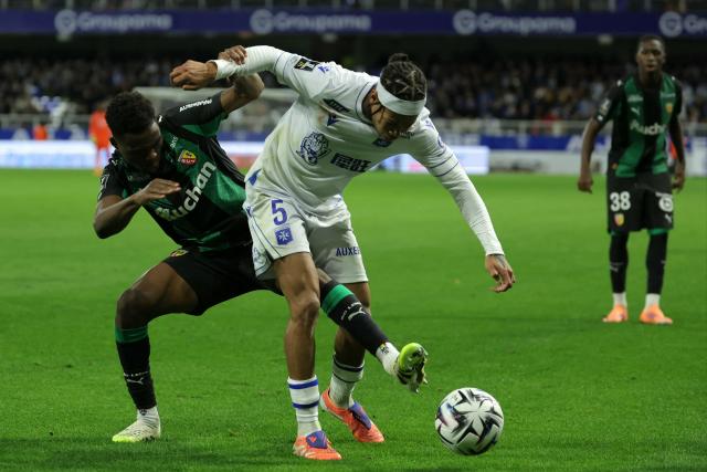 Lens' Malian midfielder #08 Mamadou Sangare (L) fights for the ball with Auxerre's French midfielder #05 Kevin Danois (R) during the French L1 football match between AJ Auxerre and RC Lens at the Stade de l'Abbe-Deschamps in Auxerre, central France, on October 4, 2025. (Photo by Thomas SAMSON / AFP)