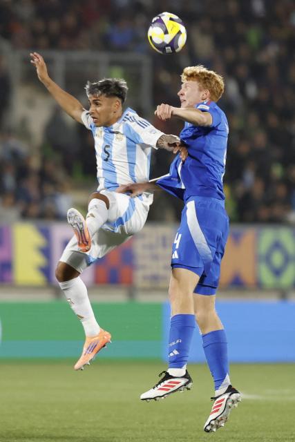 Argentina's midfielder #05 Milton Delgado and Italy's defender #04 Christian Corradi fight for the ball during the 2025 FIFA U-20 World Cup football match between Argentina and Italy at the Elias Figueroa Stadium in Valparaiso, Chile on October 4, 2025. (Photo by Raul BRAVO / AFP)