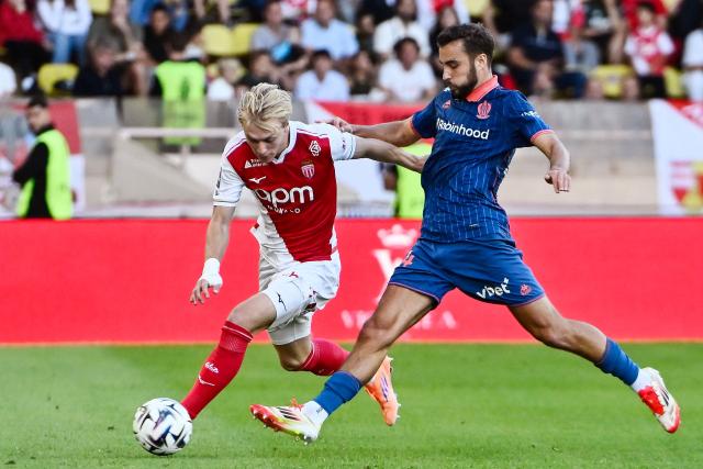 Monaco’s forward #14 Mika Biereth (L) and Nice's #24 Charles Vanhoutte fight for the ball during the French L1 football match between AS Monaco and OGC Nice at the Stade Louis II in the Principality of Monaco on October 5, 2025. (Photo by Frederic DIDES / AFP)