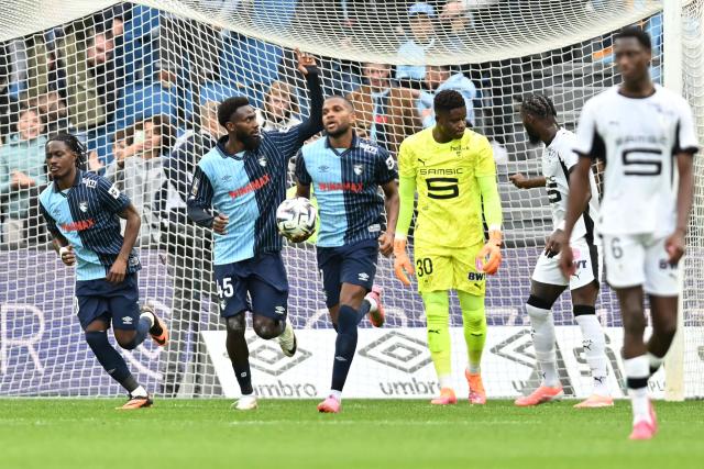 Le Havre’s Senegalese forward #45 Issa Soumare (2ndL) celebrates scoring his team's first goal during the French L1 football match between Le Havre AC and Stade Rennais FC at the Stade Oceane in Le Havre, north-western France, on October 5, 2025. (Photo by Lou BENOIST / AFP)
